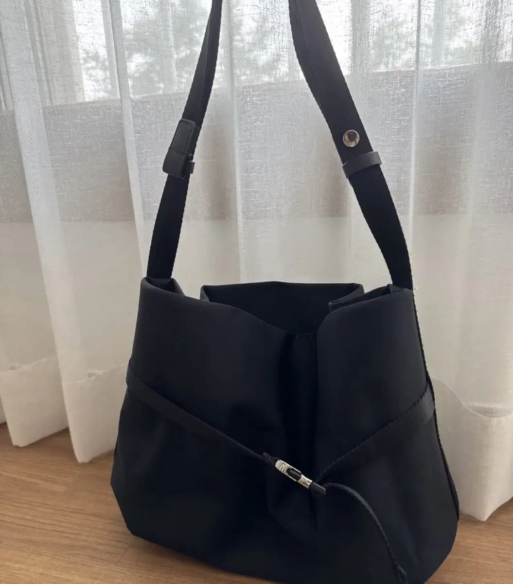 구호 나일론 숄더백 (Buckle Point Shoulder Bag)