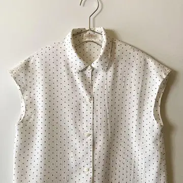 vintage 화이트 도트 무늬 슬리브리스 셔츠