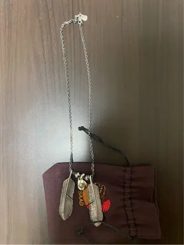 saad 페더 목걸이