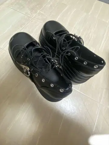 통굽 블랙 레이스업 신발