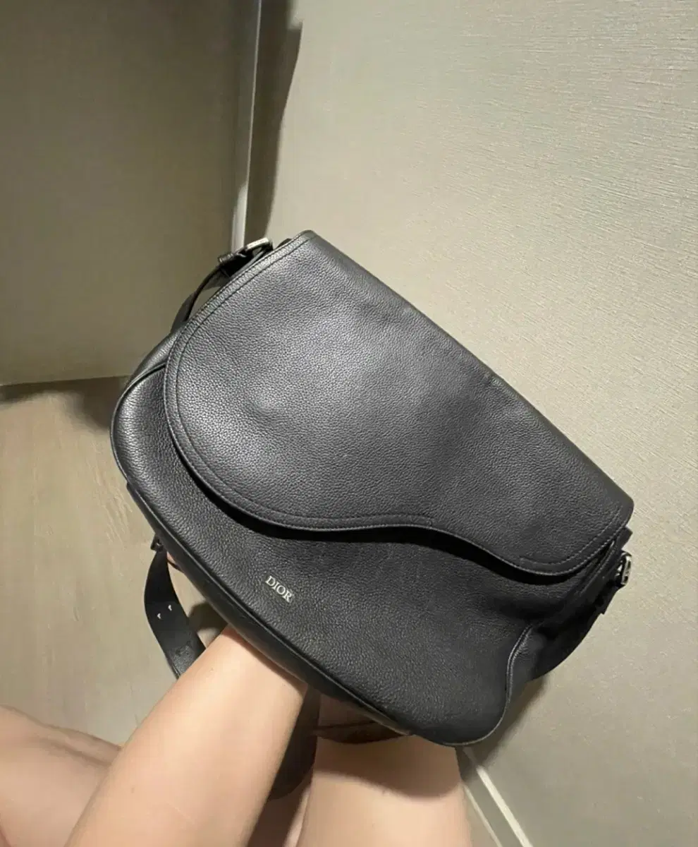디올 블랙 메신저백