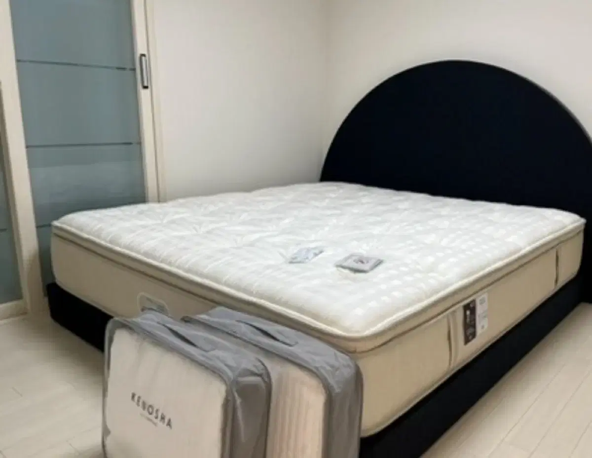 [Bed] Simmons William GK Great King/ Frame for sell