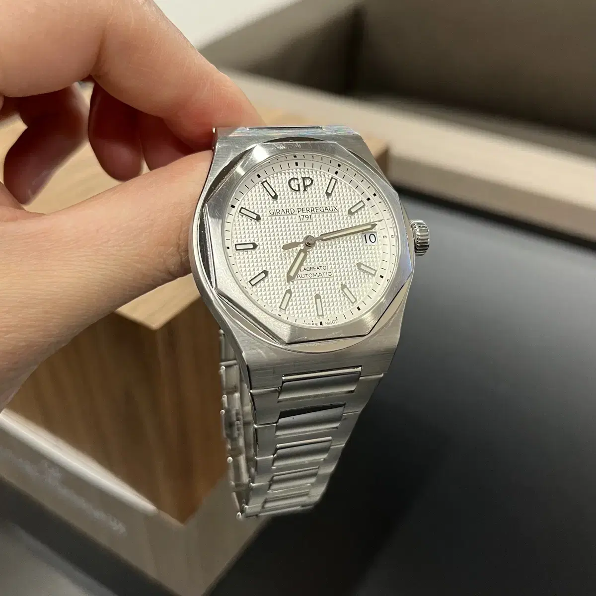 Girard Perregaux Laureato 42mm White Dial 81010 11 131 11A