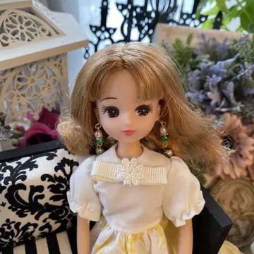 리카짱 인형 금발 꽃무늬 스커트