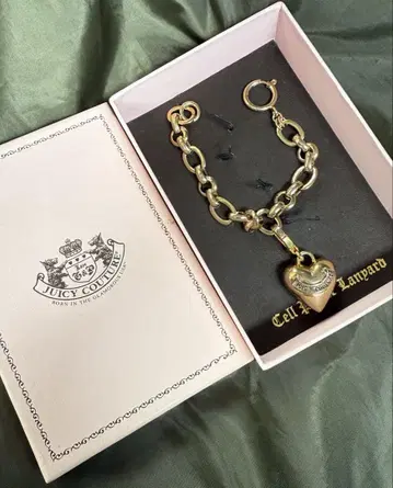 Juicy couture 하트 참 포함 팔찌