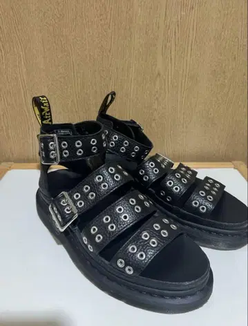 닥터 마틴 샌들 클라리사 스터드
