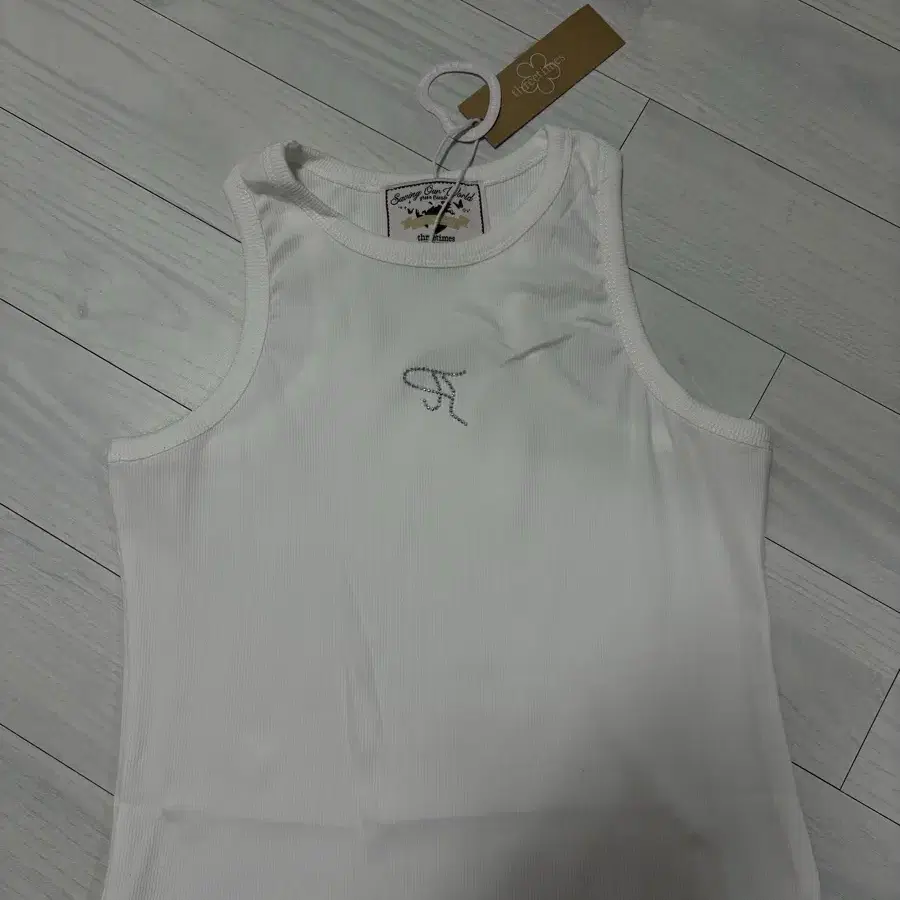 韓国商品/THREE TIMES Heart stud tank top Threetimes heart stud tank top (new with tag) on Bunjang