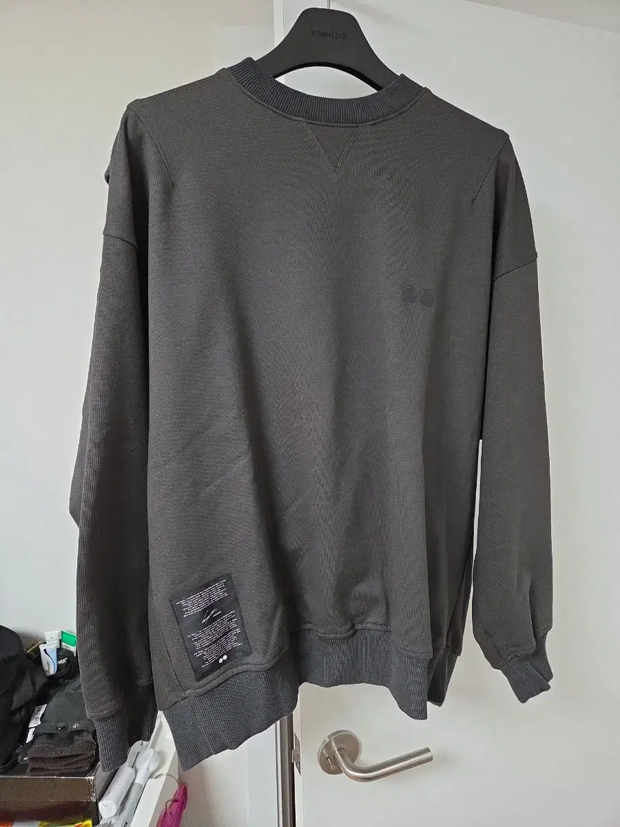 (New product) Songzio Collection Back Slit Over Sweatshirt Khaki Gray 46