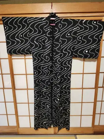 블랙 베이스에 흰 파 무늬가 들어간 단이 기모노, 시게츠키 포함