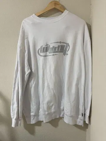 Whinny 갑자기 툭툭 쿵쿵 화이트