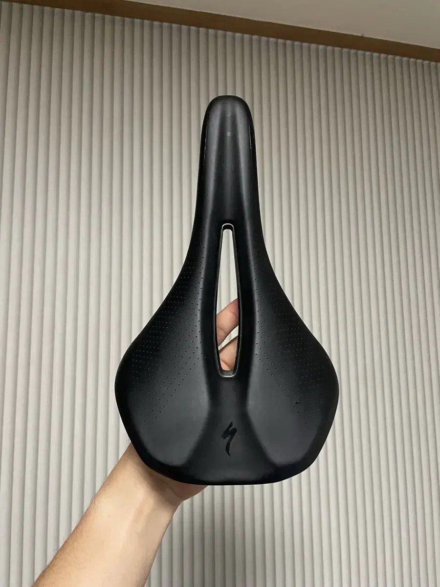 스페셜라이즈드 페놈 안장