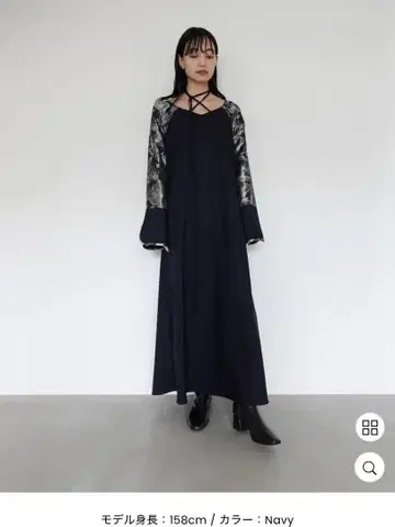 사하라 크로스 네크 자카드 드레스 네이비