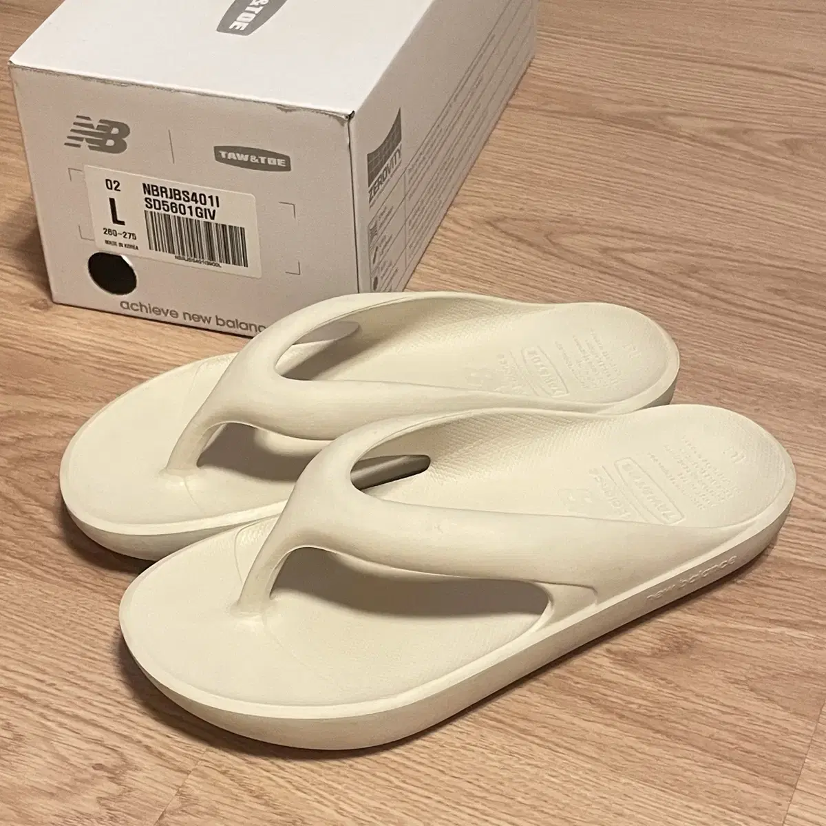 [Shipping Included](L) new balance toe&toe taw&toe flip-flops ivory