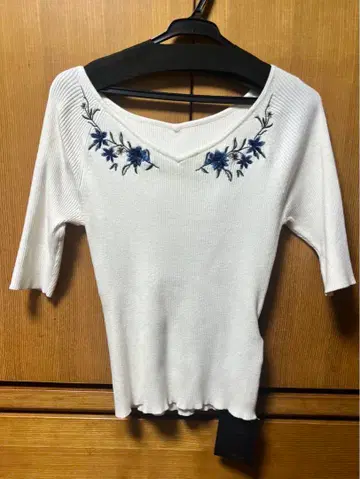 미사용 저스길리티 자수 니트 화이트 블루 파랑 꽃무늬