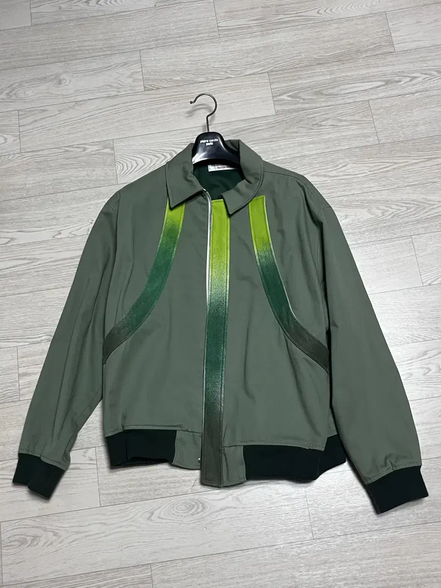 더뮤지엄비지터 CURVED FLAP POCKET BOMBER JACKET