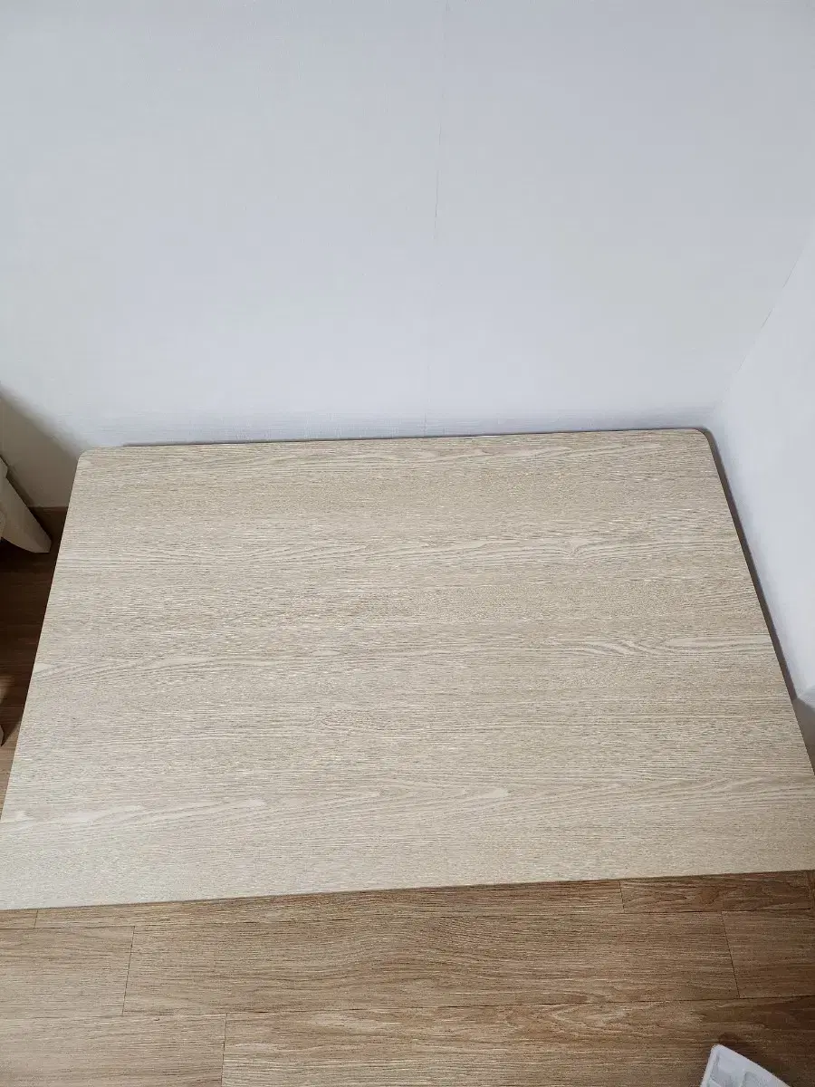 Folding table