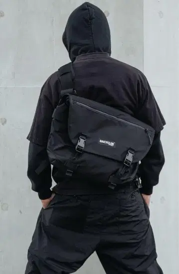 주말 세일 BAICYCLON 메신저 백 y2k 테크