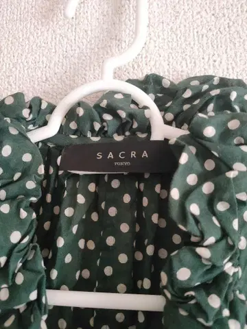 SACRA 그리 도트 슬리브리스 블라우스
