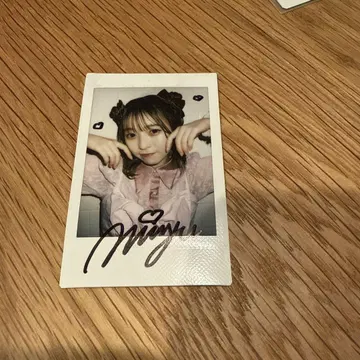 우메다 미유 폴라로이드 사인