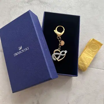 스와로브스키 인피니티와 하트 백 참 키링 박스 있음