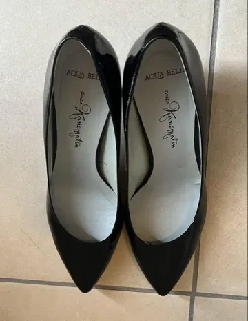 긴자 카네마츠 블랙 에나멜 펌프스 23cm