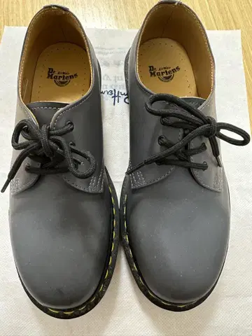 Dr. Martens 그레이 레이스업 슈즈