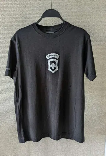 VICTORINOX 빅토리아녹스 자수 로고 블랙 티셔츠