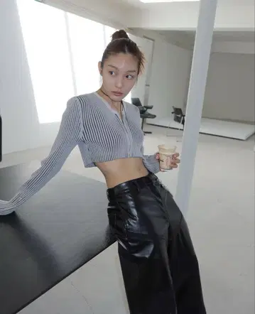 인사일런스 스트라이프 크롭 가디건