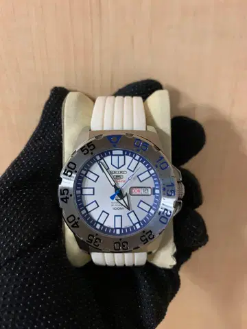 세이코 5 스포츠 아이스 몬스터입니다. (자동 감기) 4R36-02T0