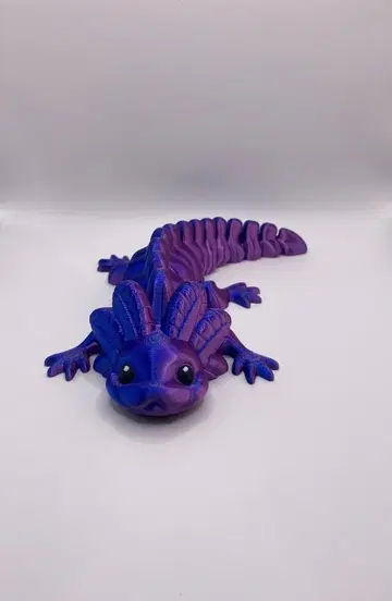 3D 프린트된 보라색과 파랑 아홀로틀 피규어