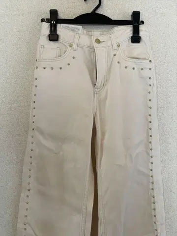스터드가 달린 화이트 데님 팬츠