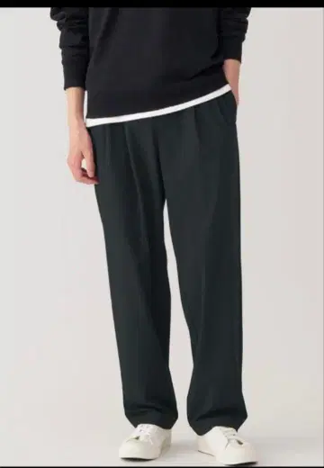 주름이 잘 생기지 않는 이지 턱 와이드 팬츠 무인양품