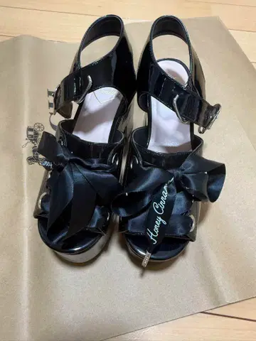 허니시나몬 레이스업 에나멜 샌들 블랙