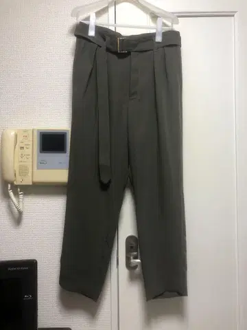 CULLNI STUDIOUS 별주 BELTED TAPERED SLACKS