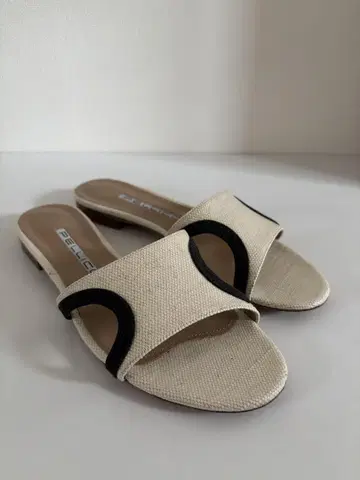 새상품급 펠리코 PELLICO 루네타 뮬 샌들 플랫 24.5cm