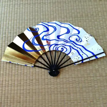 일본 무용 부채 부채 화이트 베이스에 금과 물결 무늬