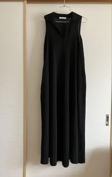 CURRENTAGE 카렌테이지 블랙 슬리브리스 롱 원피스