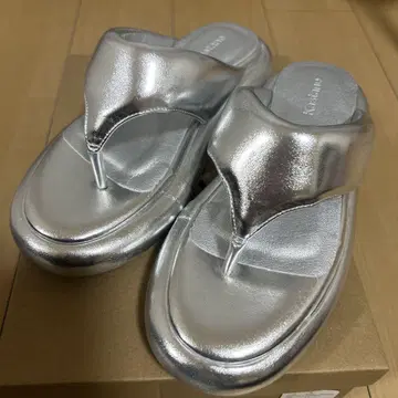 반값! 새상품 카스타네 카스타네 실버 통굽 쪼개기 샌들 정가 8690엔