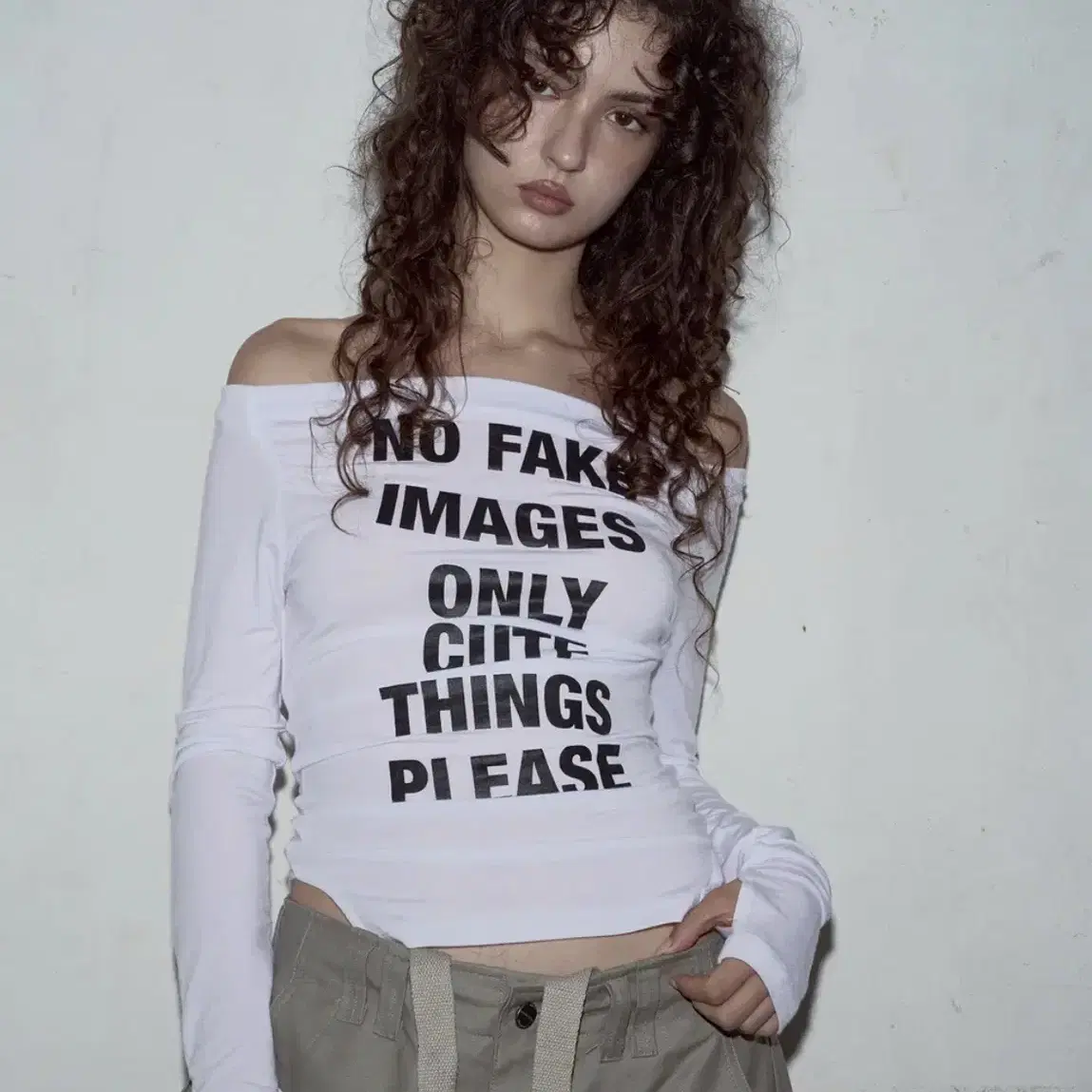 【Pleasenofollow】 Kacy Lettering Long Off-Shoulder Top☆ MUSINSA | PLEASENOFOLLOW Kacy Lettering Long Off-Shoulder