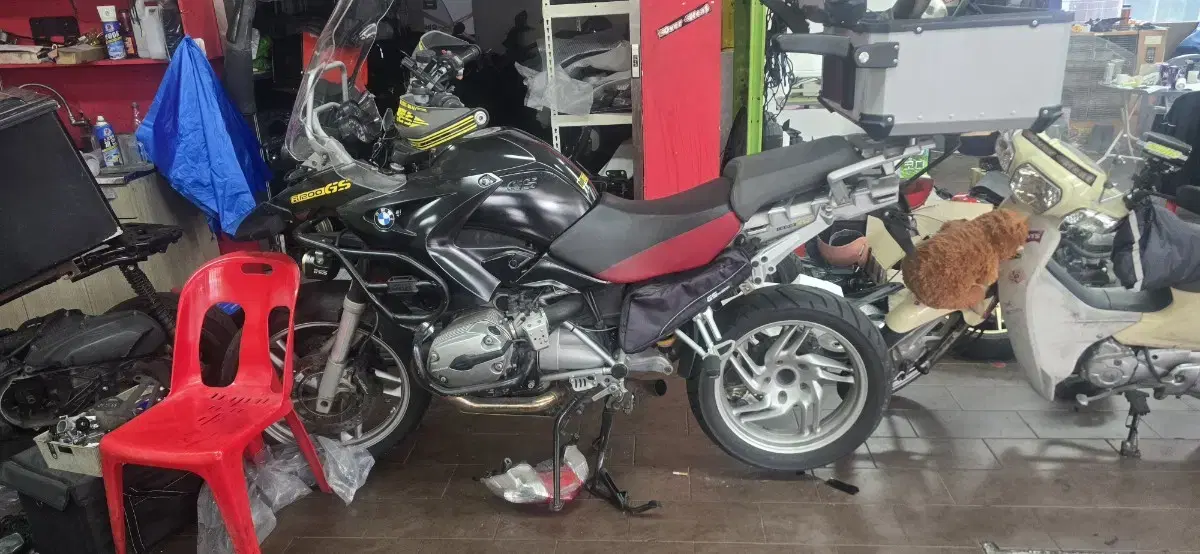 Selling a 2008 1200gs air-cooled model, trade-ins are possible.
