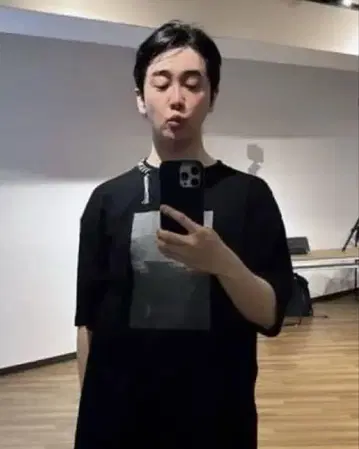 오모리 모토타카 착용 티셔츠 미세스
