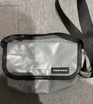프라이탁 그레이 메신저 백