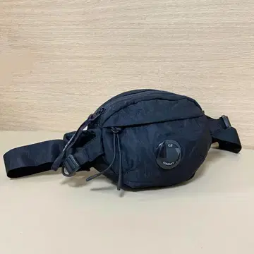 C.P. Company 씨피 컴퍼니 바디 백 숄더백