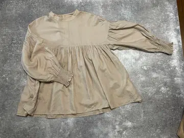 avecmoi 옅은 베이지색 블라우스