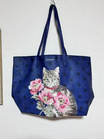 고양이와 꽃이 프린트된 네이비 블루 숄더백 캐스키드슨