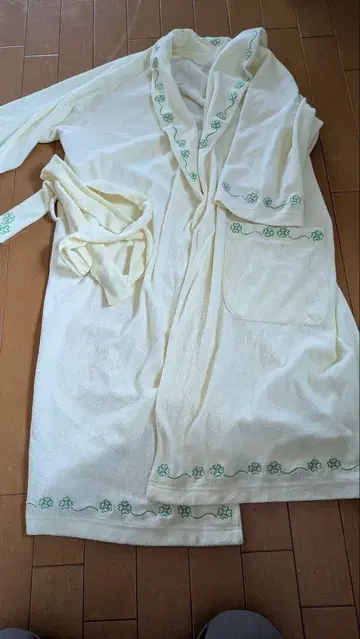 네잎 클로버 패턴 목욕 가운