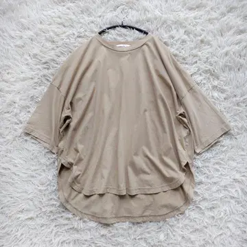 엔폴드 뒷면 밑단 길게 5부 소매 티셔츠 베이지