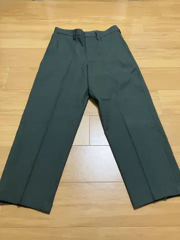 BEAMS 그린 슬랙스 M 사이즈 (정가 8,000엔)