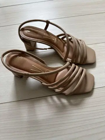 베이지 스트랩 샌들 미들 힐