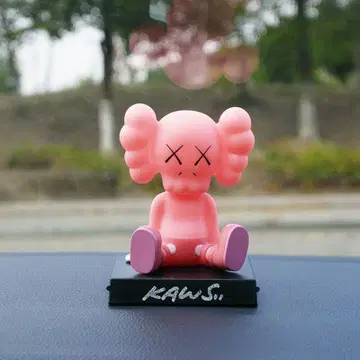 KAWS 핑크 캐릭터 피규어
